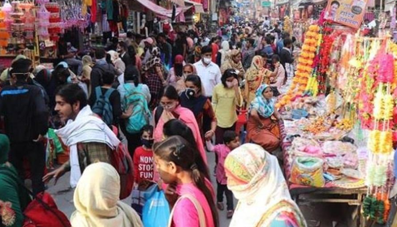 करवा चौथ पर कपड़ा और सराफा बाजारों में उमड़ी भीड़, व्यापारियों के चेहरे खिले