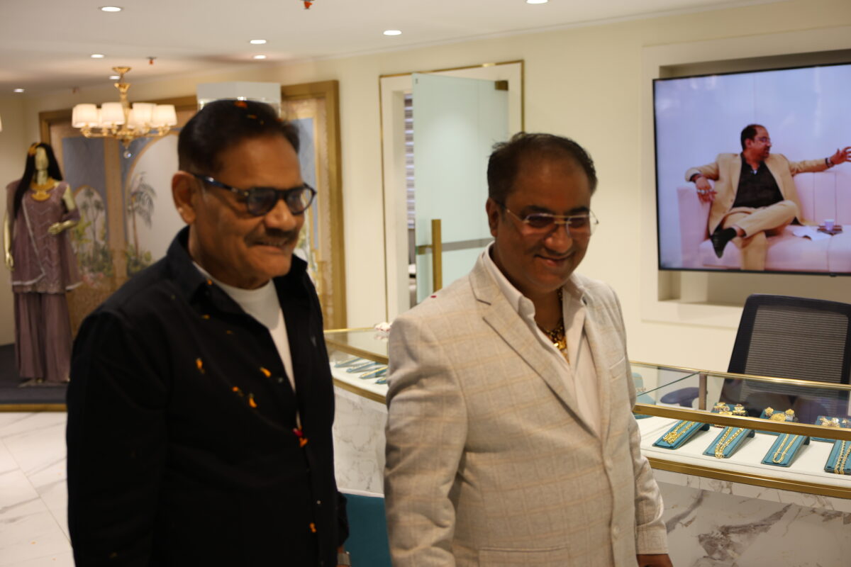 Bollywood’s famous actor Mustak Khan visits ‘Handa Bengal’ in Delhi’s Patel Nagar, shops lavishly and says – “This is truly icing on the cake