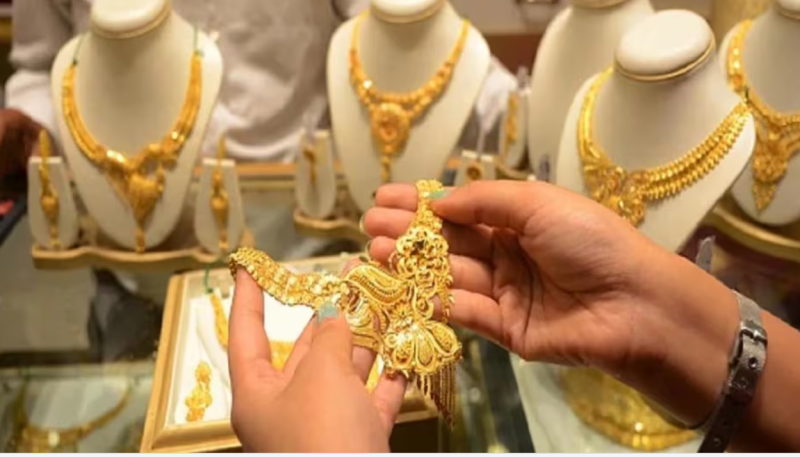 सुरक्षित निवेश के रूप में सोने की चमक फीकी, कीमतों में 300 रुपये की नरमी – जानें चांदी का हाल
