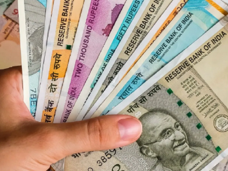 अमेरिका के दो बड़े झटकों के बावजूद भारतीय करेंसी बनी सबकी नजरों का केंद्र